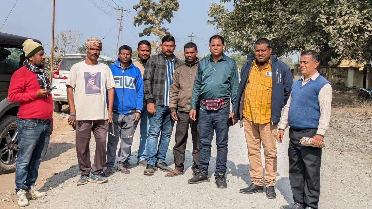 निर्माणाधीन सड़क पर जल छिड़काव नहीं होने से उड़ रही धूल