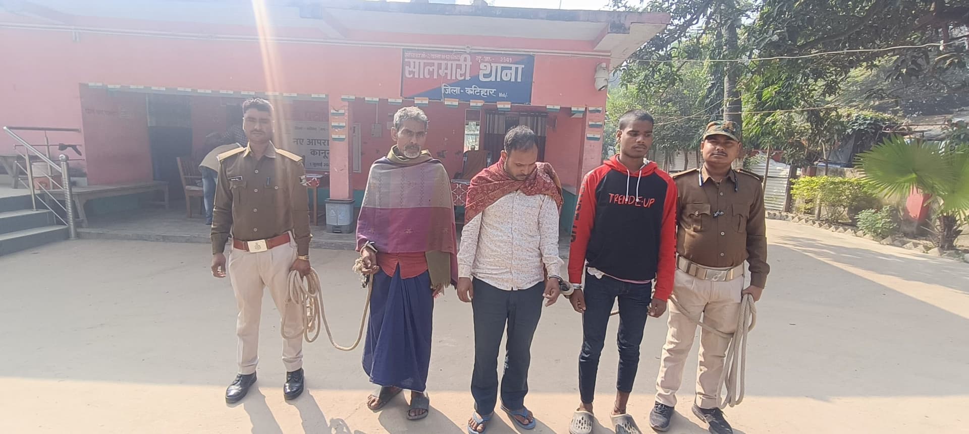 सालमारी पुलिस ने दो वारंटी को न्यायिक हिरासत में भेजा