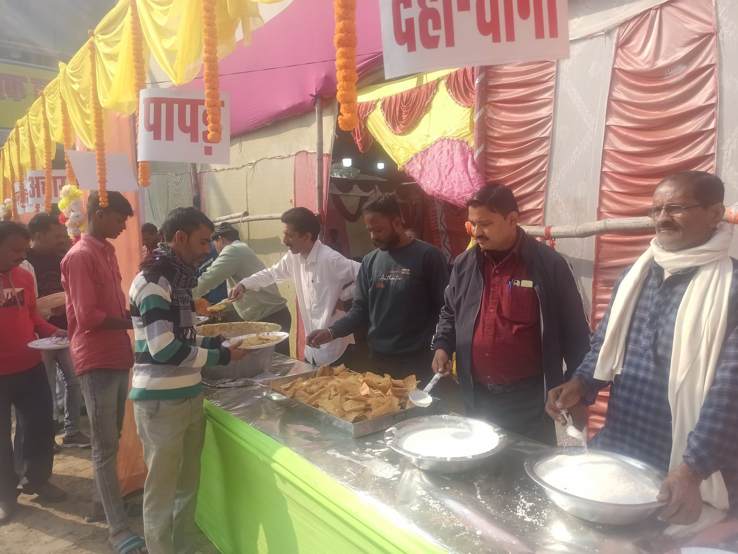 अष्टयाम संकीर्तन के अवसर पर महाप्रसाद का हुआ आयोजन, बड़ी संख्या में जुटे श्रद्धालु