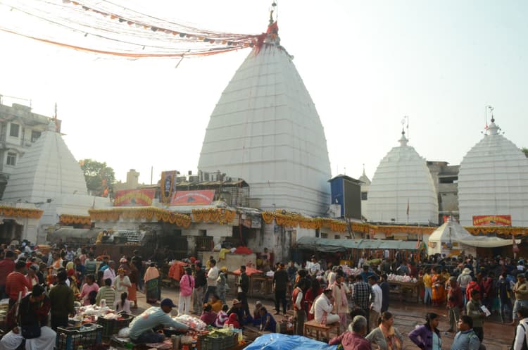 Deoghar News : बाबा मंदिर में 35 हजार श्रद्धालुओं ने किये जलार्पण