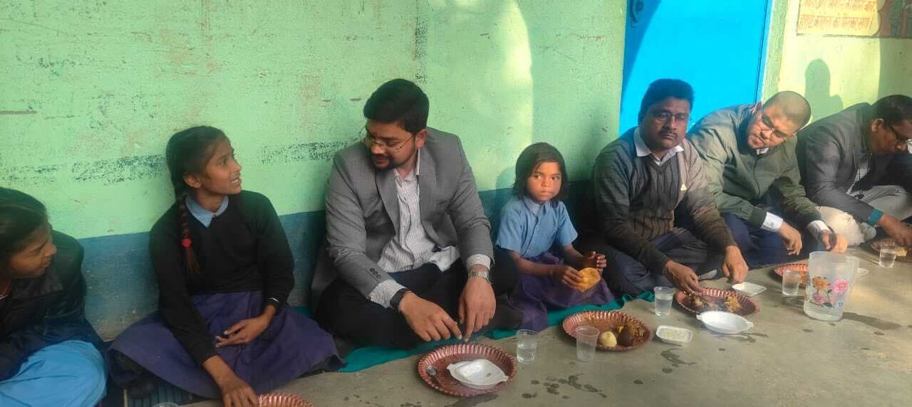 बच्चों के साथ पंगत में बैठकर डीएम ने चखा एमडीएम का स्वाद