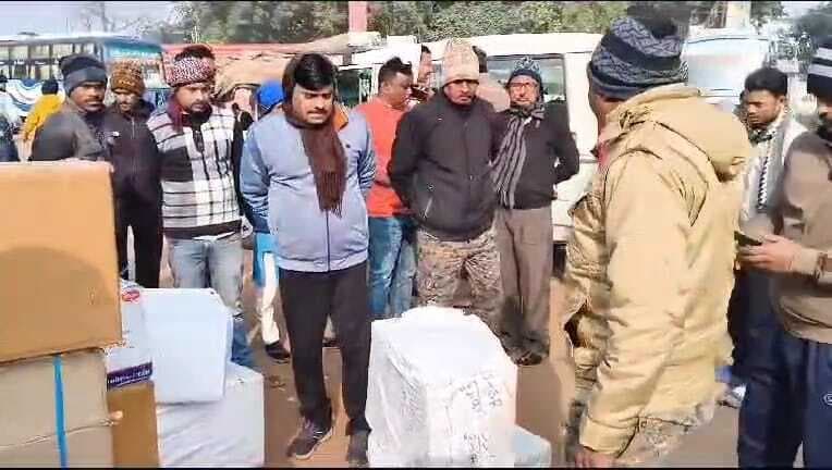 Lead News : बस स्टैंड में रखे गये पांच कार्टून अवैध लॉटरी जब्त
