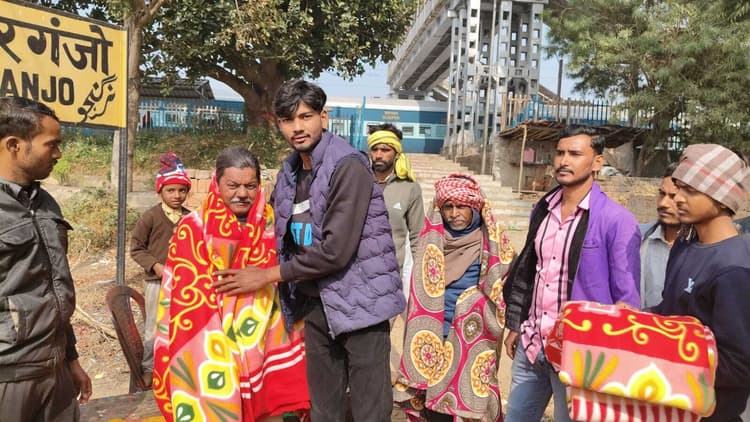 छात्र राजद नेता ने जरूरतमंदों के बीच किया कंबल वितरण