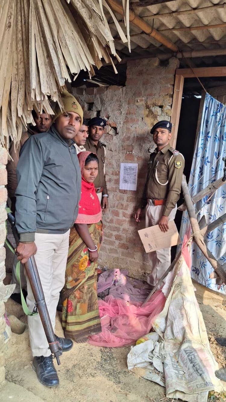 हत्याकांड के चार अभियुक्तों के घर पुलिस ने चस्पाया इश्तेहार