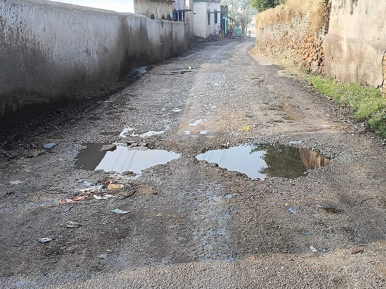 डेढ़ वर्ष में ही उखड़ने लगी 10 करोड़ की पीसीसी सड़क