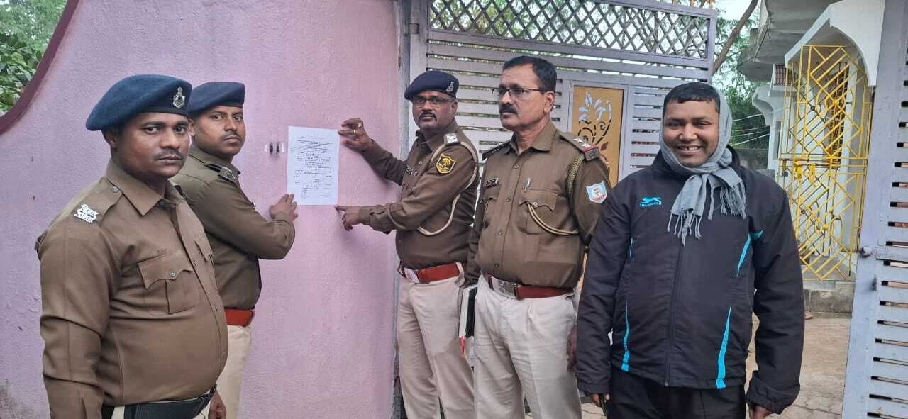 आशीष हत्याकांड के फरार दो अभियुक्त के घर पुलिस ने चस्पाया इश्तेहार