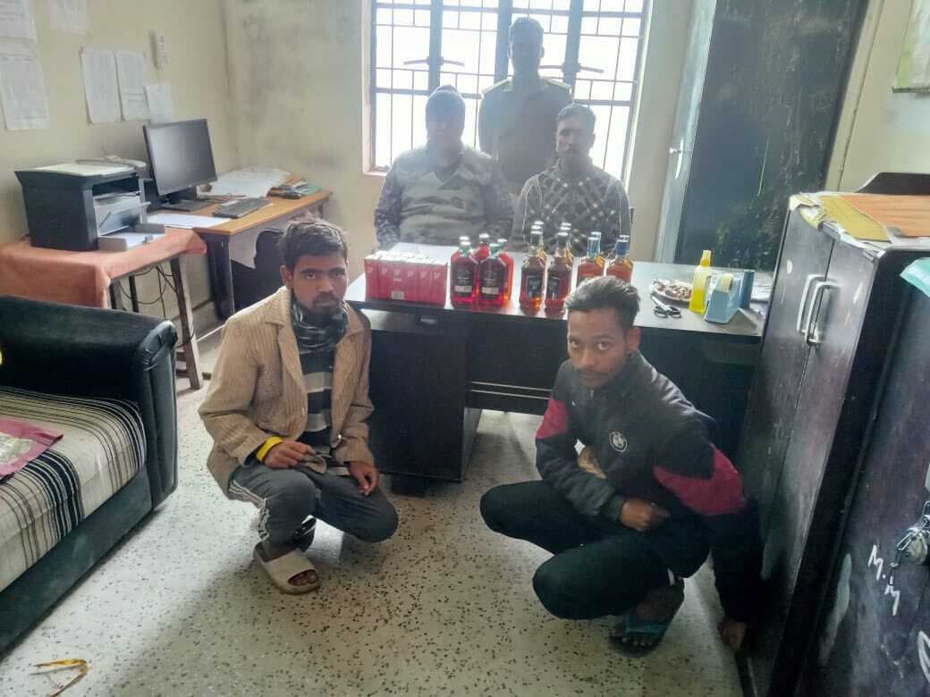 7.425 लीटर विदेशी शराब जब्त, दो युवक गिरफ्तार