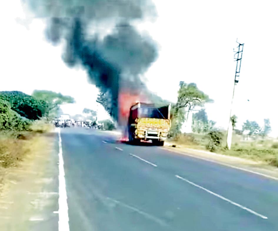 बाइक के भिड़ने पर ट्रक में आग, सवार झुलसा