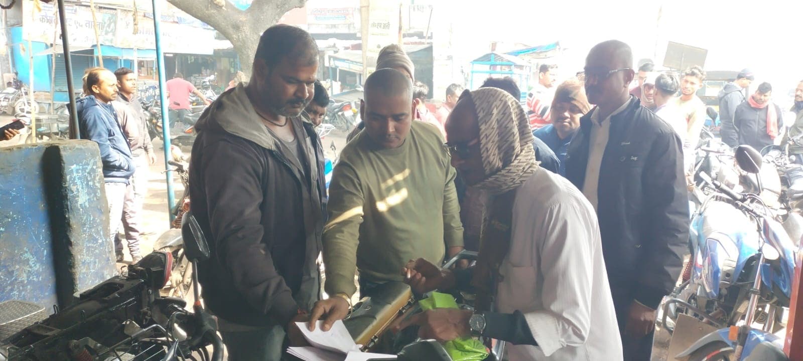 Bokaro News : रेलवे अधिकारियों ने 40 अतिक्रमणकारियों को थमाया नोटिस