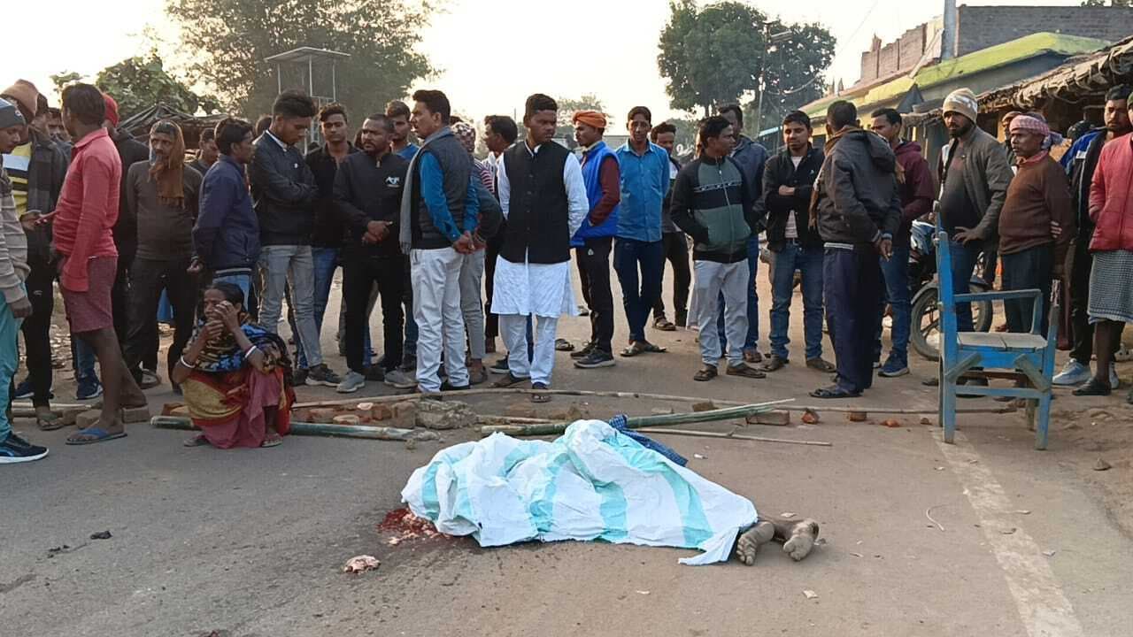 मधुपुर में तेज रफ्तार ट्रक ने वृद्ध को कुचला, मौत