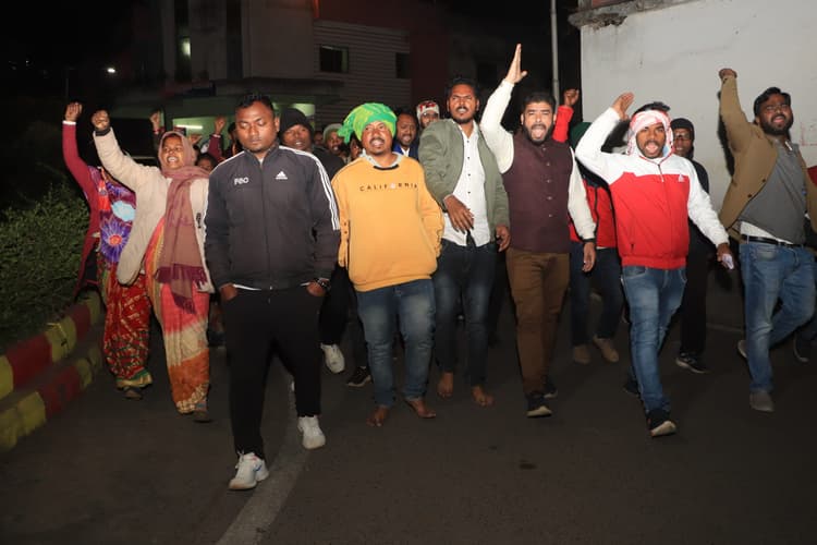 Jamshedpur news. बिष्टुपुर : गोलचक्कर से बोर्ड हटाया, तो बिरसा सेना ने लगाया पत्थर, हंगामा