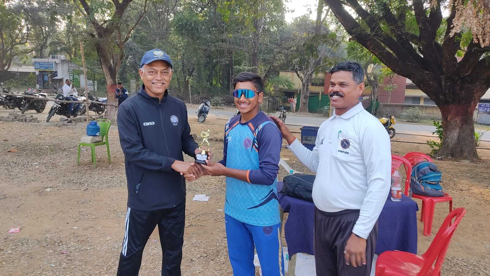 बल्लेबाजों ने स्कूल ऑफ क्रिकेट की लुटिया डूबोई