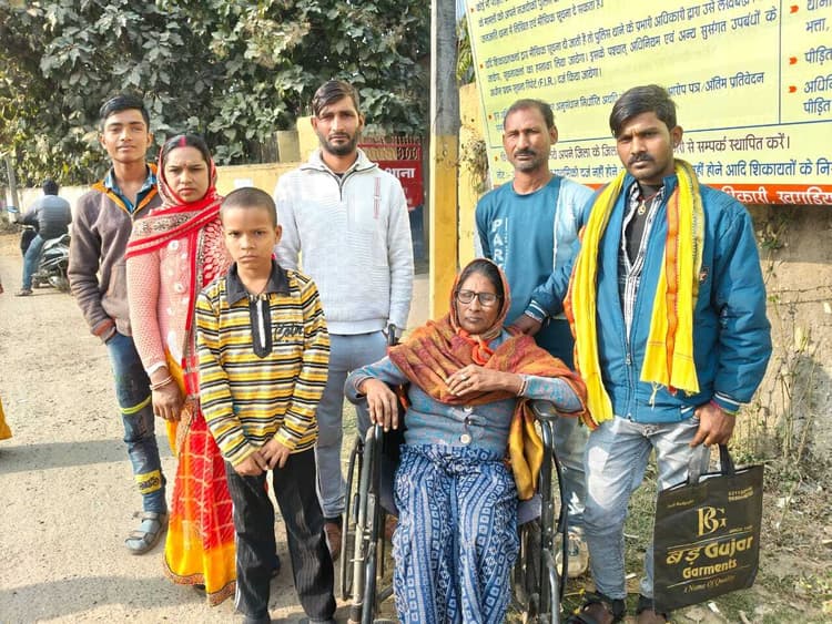 पुश्तैनी जमीन पर बने मकान पर कब्जा करने का लगाया आरोप