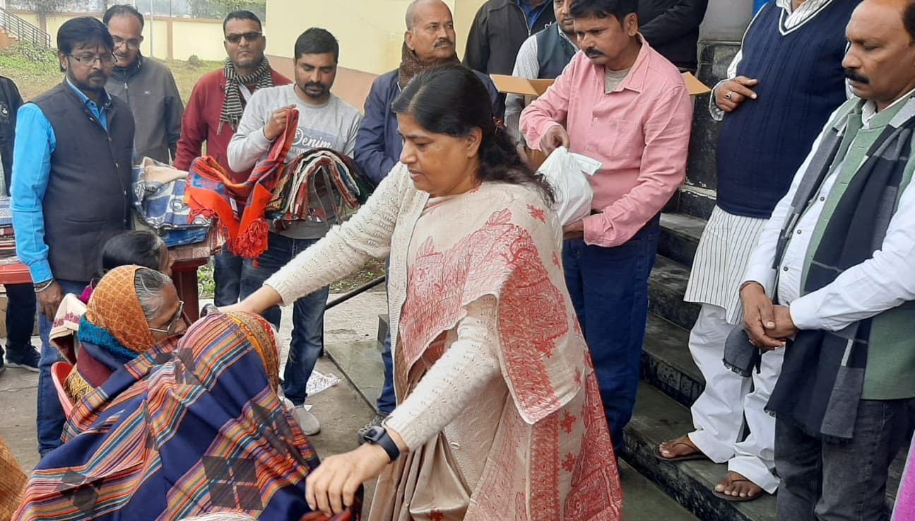 वृद्धाश्रम के बुजुर्गों के साथ मंत्री लेशी ने बांटी अपने जन्मदिन की खुशियां