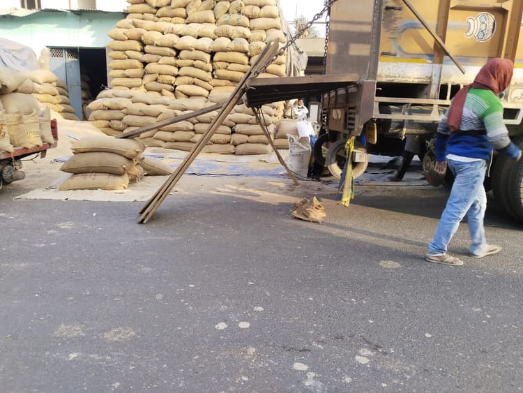 सड़क पर गाड़ी खड़ी कर होती है लोडिंग-अनलोडिंग, होती है परेशानी