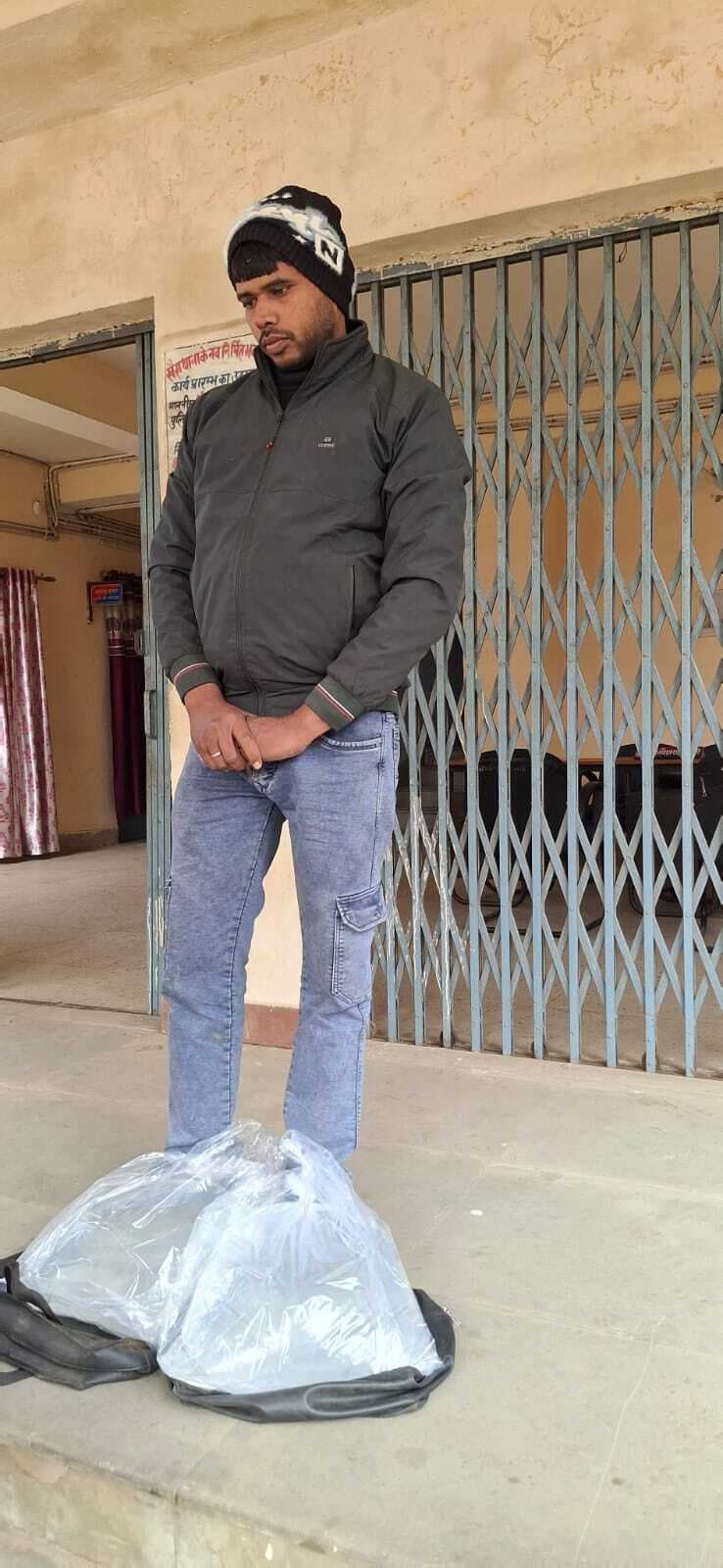 डेढ़ किमी पीछा कर पुलिस ने शराब तस्कर को पकड़ा, 20 लीटर शराब बरामद