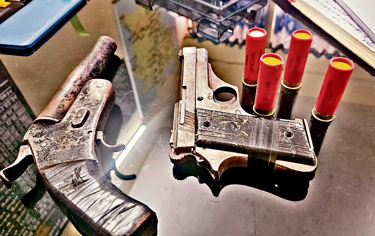 Ranchi Crime News : वृंदावन होटल में बनी थी लूट की योजना, गाड़ी में पुलिस का बोर्ड लगा चलते थे अपराधी