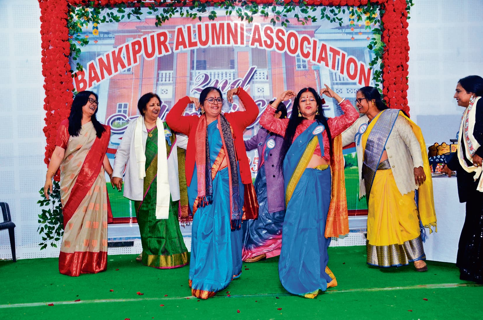 दोस्तों से मिलकर स्कूल की पुरानी यादों को किया ताजा