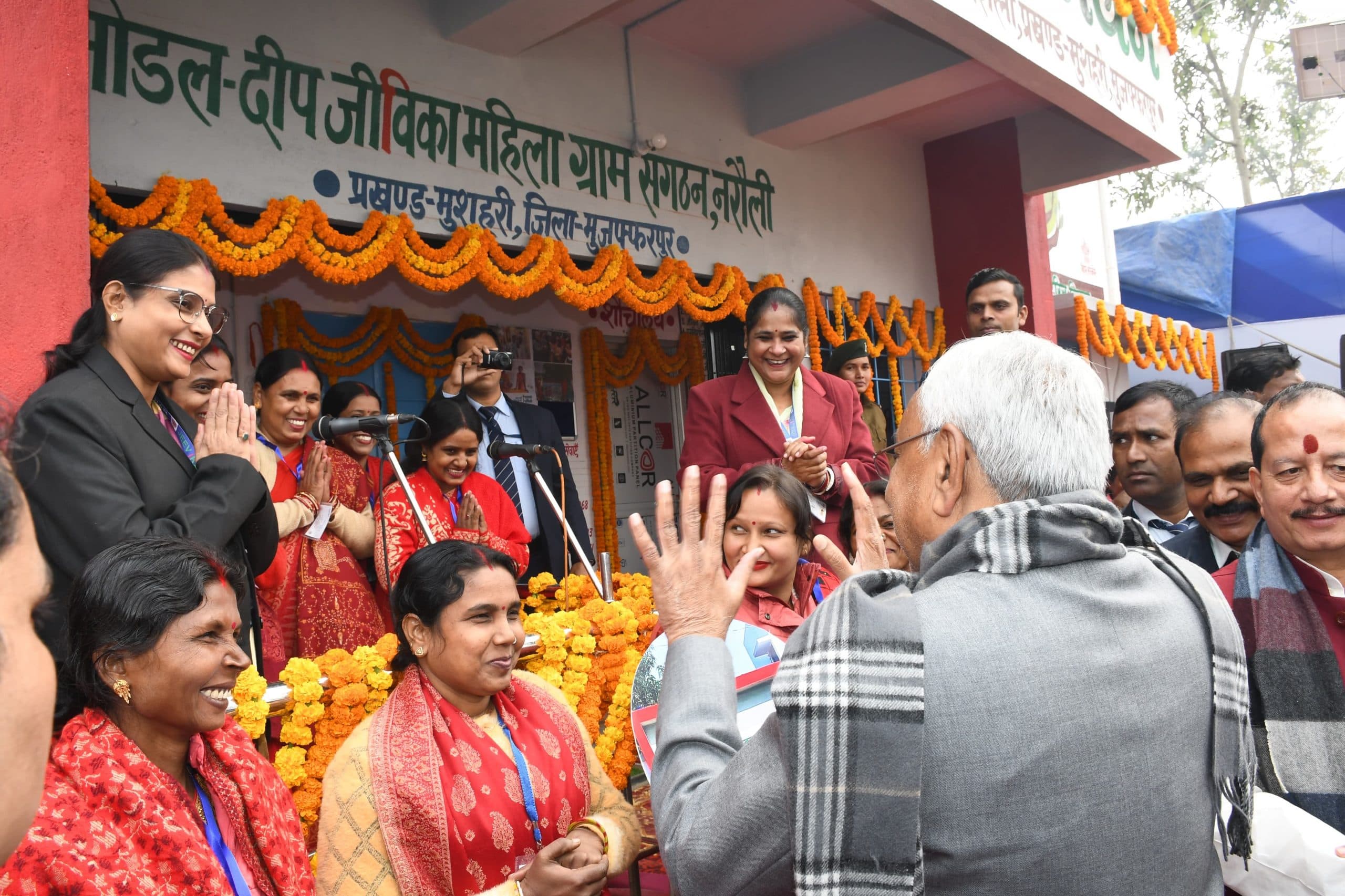 कड़ाके की ठंड में भी सीएम से मिलने के लिए उत्साहित रहीं जीविका दीदियां