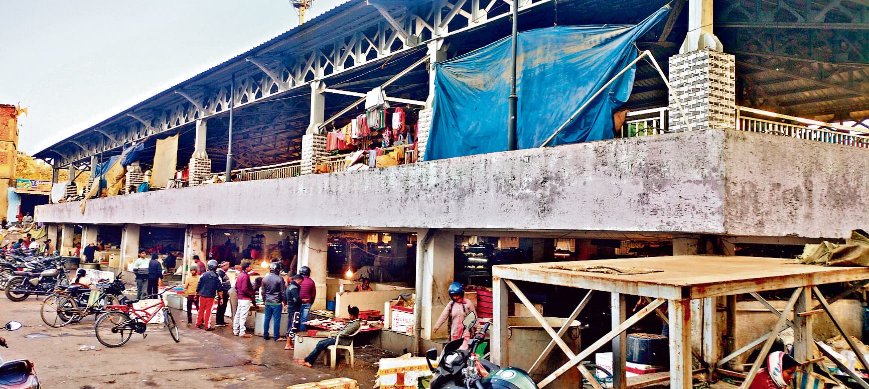 Ranchi News : पहले मार्केट ही था बदबूदार, अब सड़क पर चलना भी हुआ मुश्किल