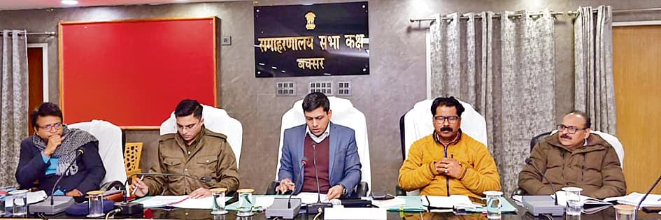 Buxar News: गणतंत्र दिवस से पूर्व निर्धारित रूट पर लटके तारों की जल्द कराएं मरम्मत : डीएम