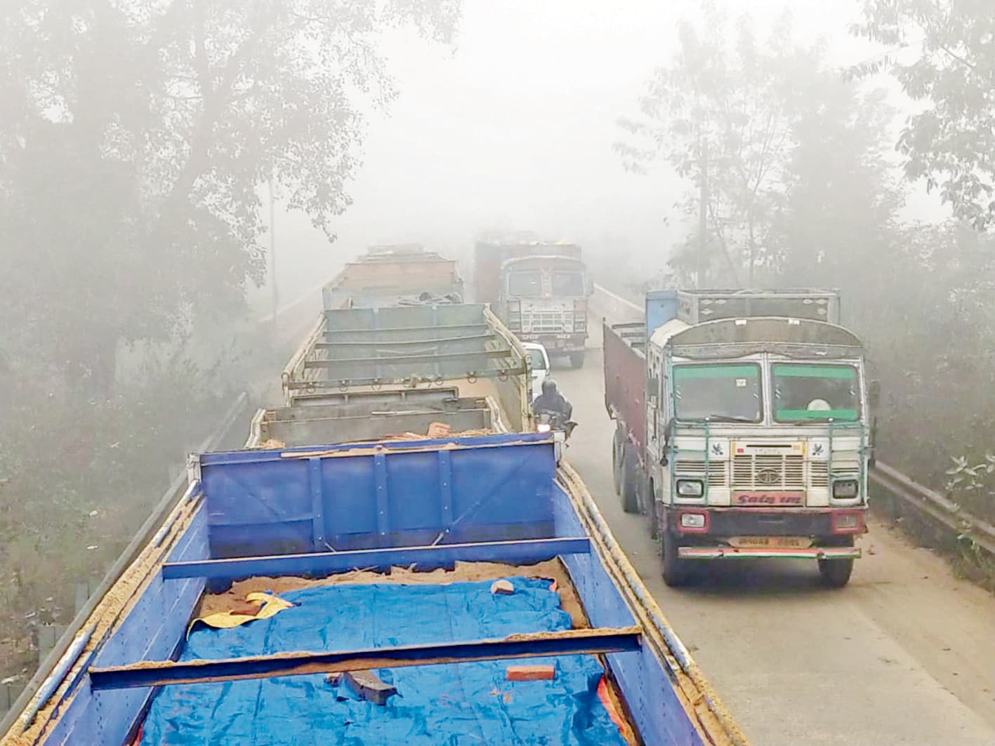 भीषण जाम में 18 घंटे तक फंसे रहे स्कूली बच्चे