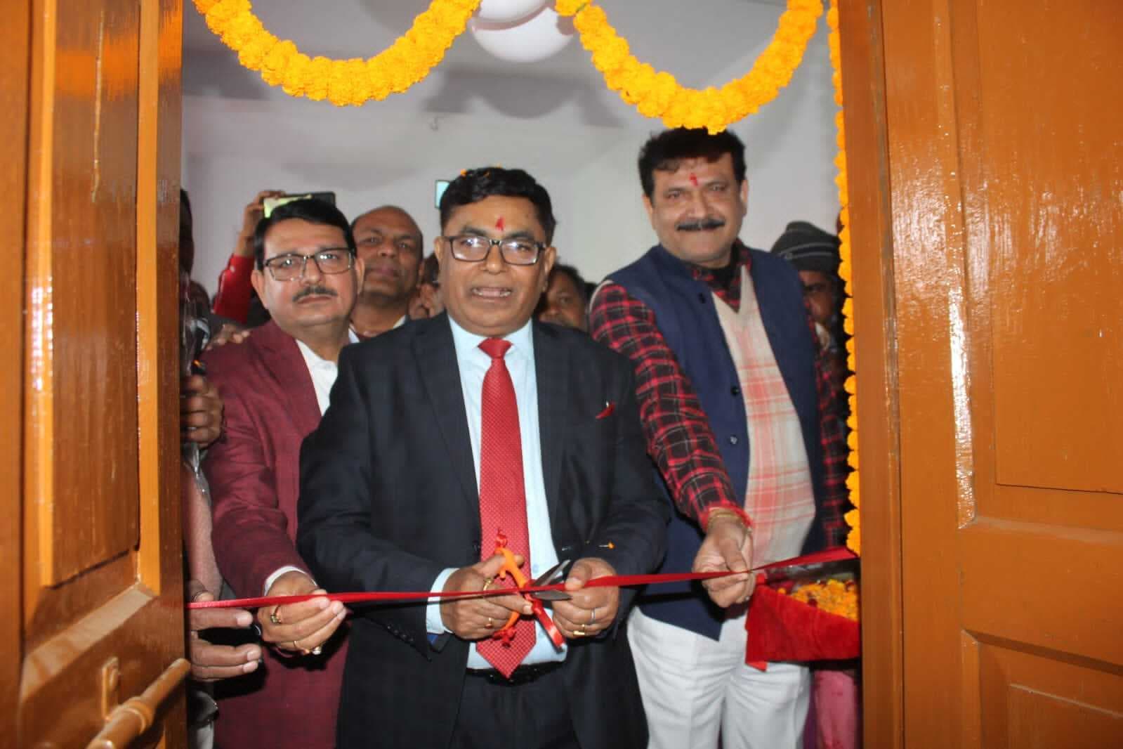 डाकघर से जुड़कर रोजगार प्राप्त कर रहे महिला व पुरुष