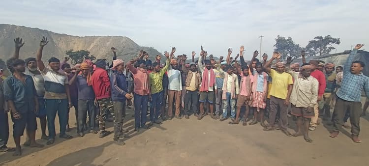 कैजुअल मजदूरों ने रोजगार की मांग को लेकर किया प्रदर्शन