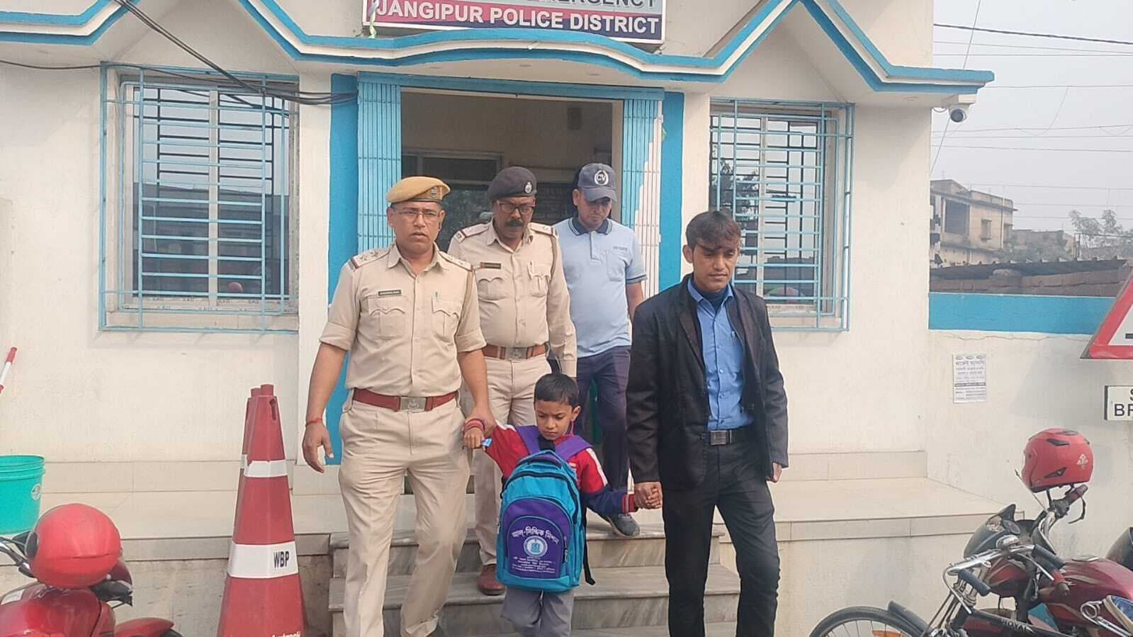 ट्रैफिक पुलिस ने भटके स्कूली बच्चे को उसके परिवार को सौंपा