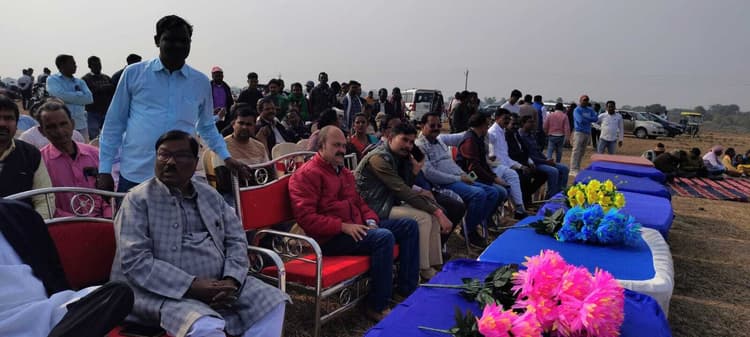 झामुमो कार्यकर्ताओं ने वनभोज का लिया आनंद