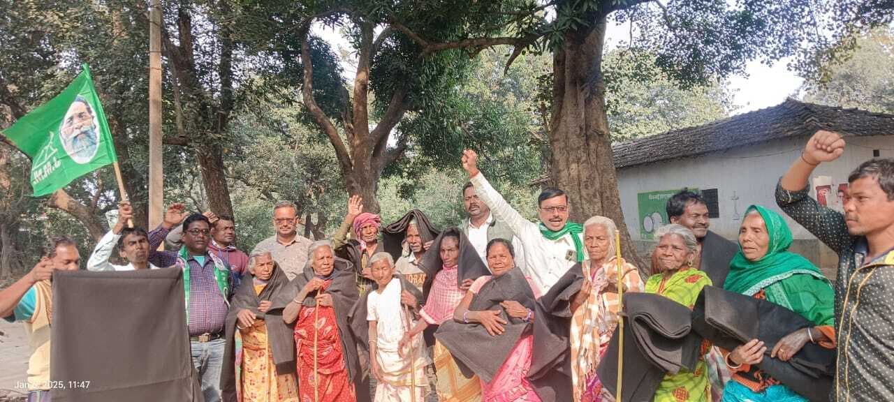 झामुमो कार्यकर्ताओं ने जरूरतमंदों के बीच बांटे कंबल