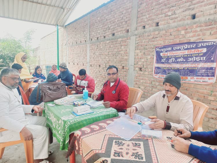 नि:शुल्क जांच शिविर में मरीजों का किया गया इलाज