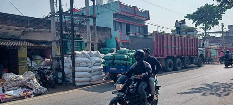 ट्रांसफॉर्मर के नीचे धान के पुआल की लोडिंग हादसे को दे रहा आमंत्रण