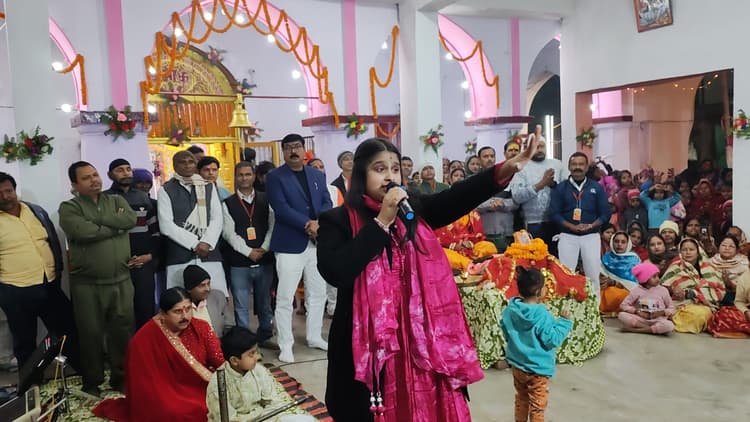 नगरिया डोलम डोल हो, नगरिया डोलम डोल...भजन पर जय मां काली के लगे जयकारे