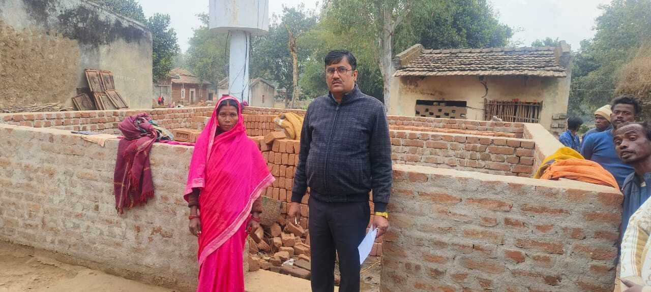 बीडीओ ने पहाड़िया समुदाय को आवास निर्माण के लिए किया प्रेरित