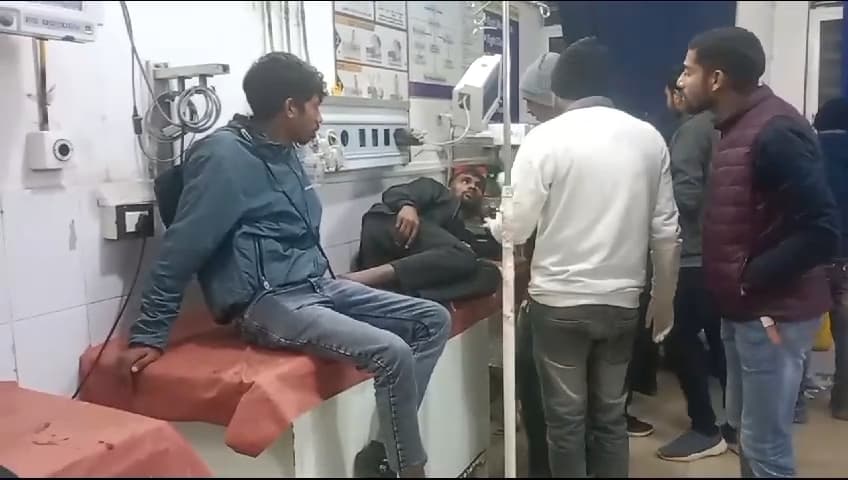 अनियंत्रित हो कार पलटी, सात यात्री घायल, सदर अस्पताल में भर्ती