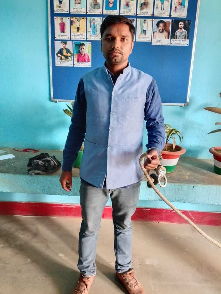 कटोरिया के भेलबेहड़ी से पच्चीस लीटर देसी शराब समेत युवक गिरफ्तार