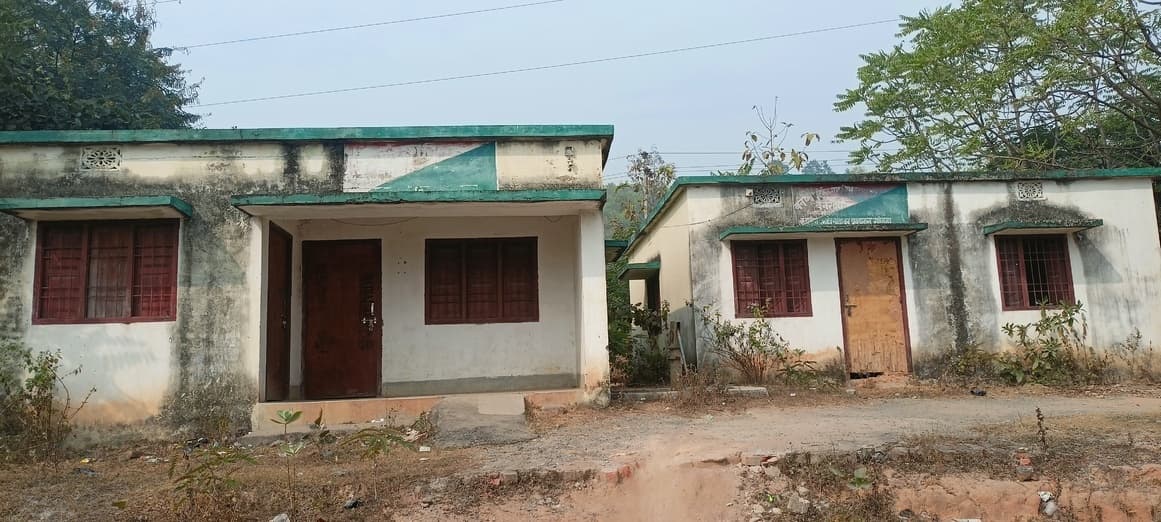 लाखों रुपये की लागत से बना फॉरेस्ट गार्ड आवासीय कॉलोनी बेकार
