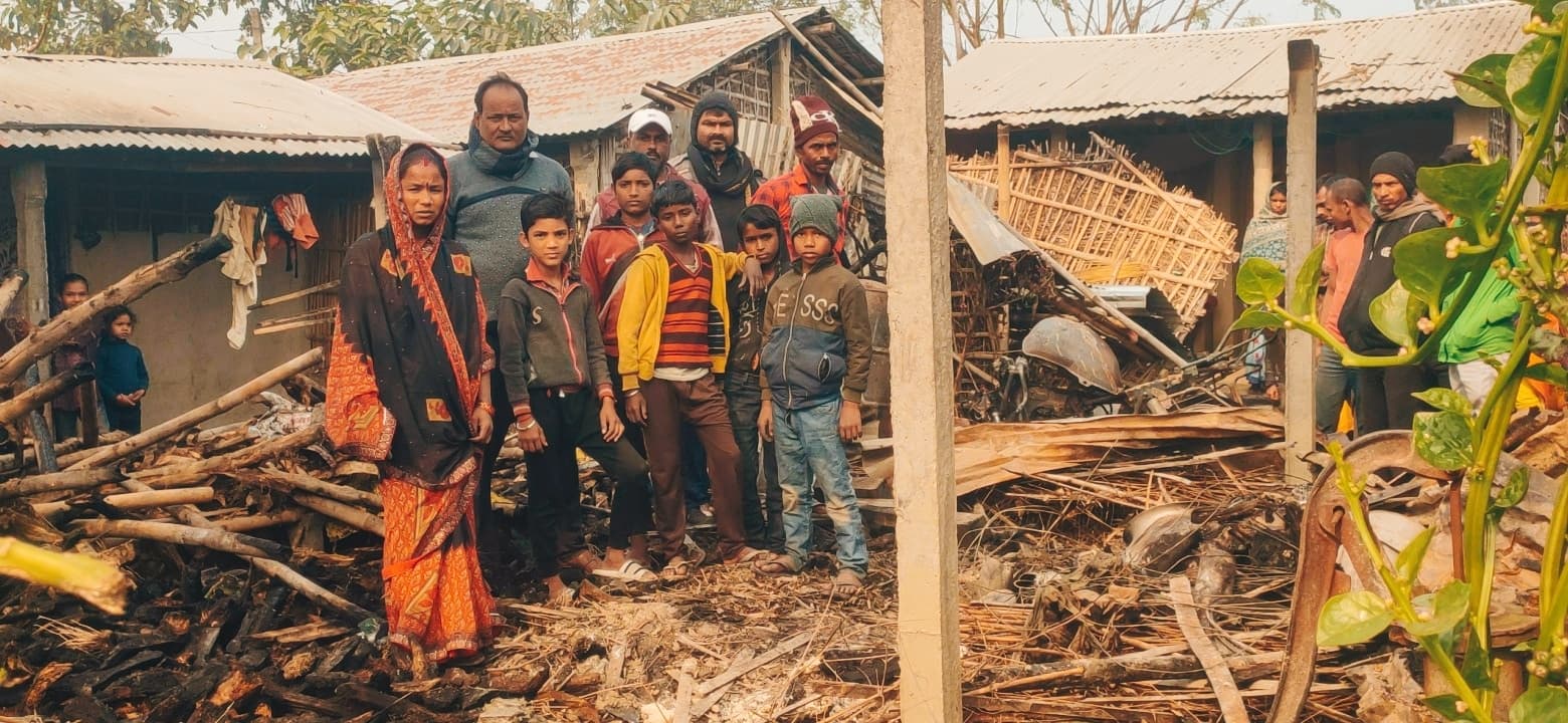 आग लगने से बाइक सहित दो घरों का सारा सामान राख