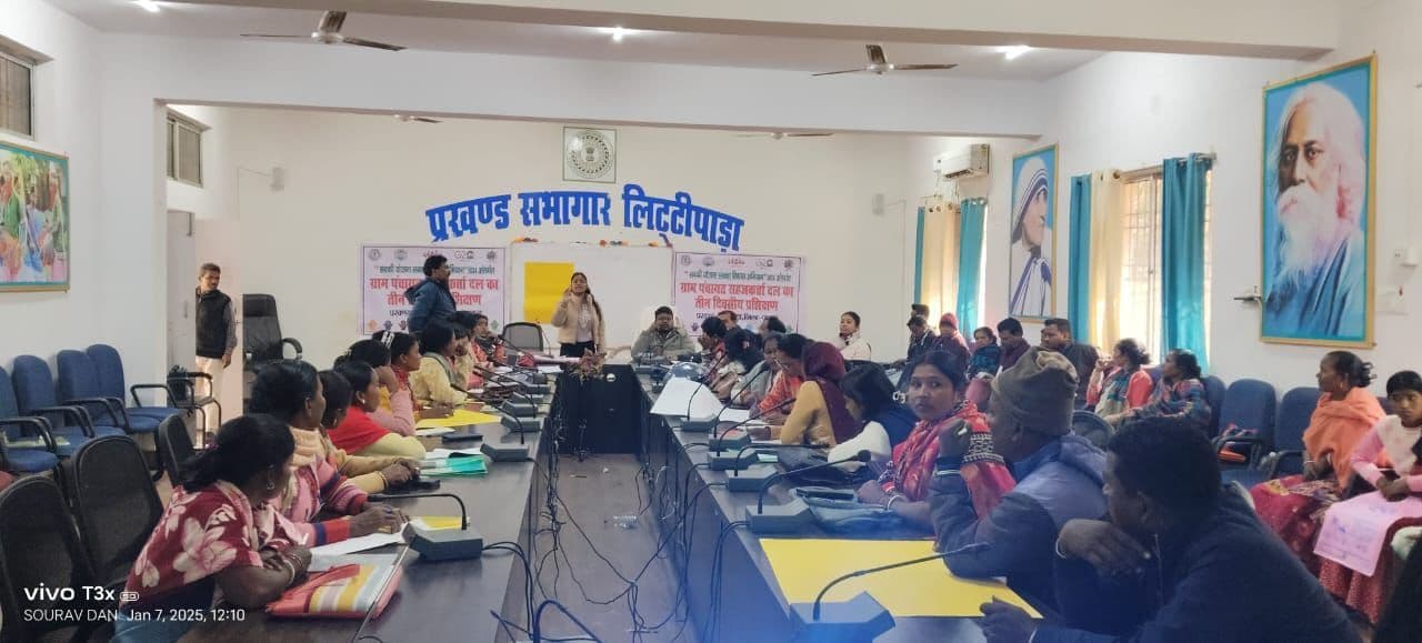 सहजकर्ता दलों को योजनाओं के चयन के लिए मिला प्रशिक्षण