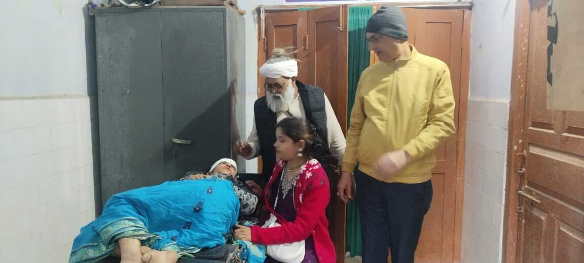 टेंपो ने असंतुलित होकर बिजली पोल में मारी टक्कर, छह लोग घायल