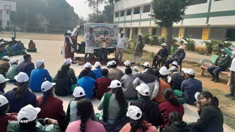 Deoghar news : सड़क सुरक्षा संबंधी स्लोगन के जरिये किया जागरूक, हेलमेट व सीट बेल्ट लगाने की दी नसीहत