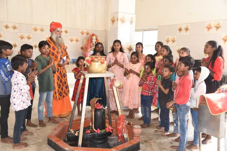 Jamshedpur News : वैदिक और आधुनिक शिक्षा का मंत्र सीख रहे पटमदा के कुलटांड गांव के बच्चे