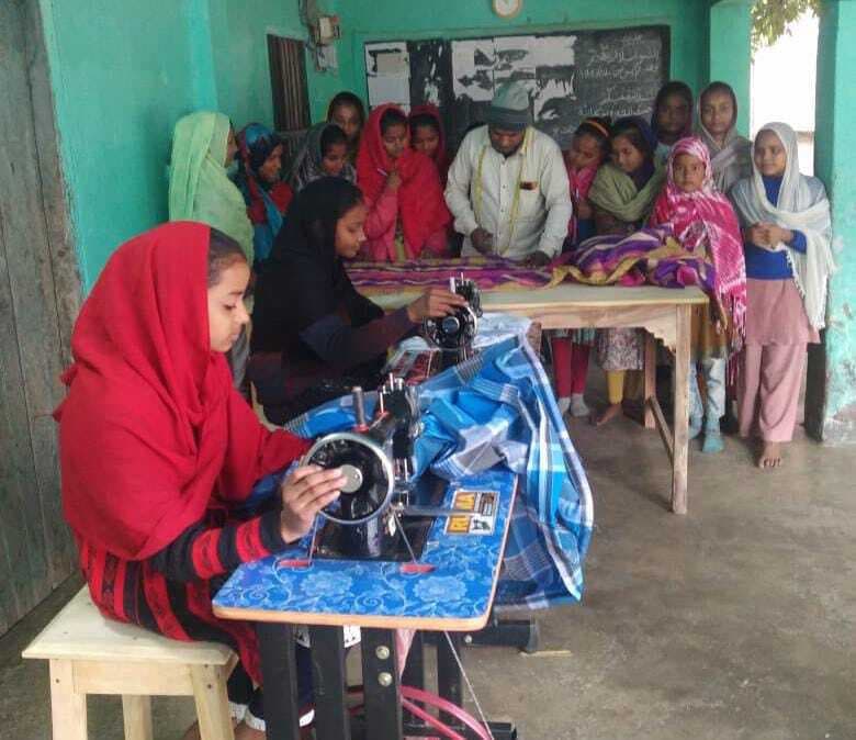 अनूठी पहल: शिक्षा के साथ-साथ सिलाई-कढ़ाई का हुनर भी सीख रहीं छात्राएं