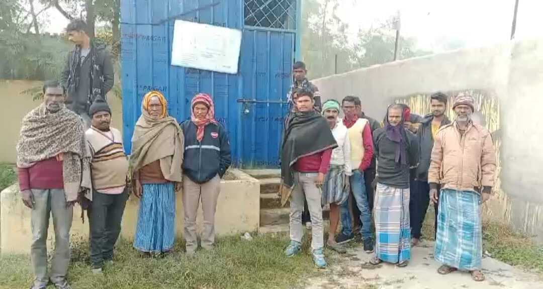 टंकी व पाइप की मरम्मति नहीं होने से ग्रामीणों ने स्टेजिंग रूम में जड़ा ताला