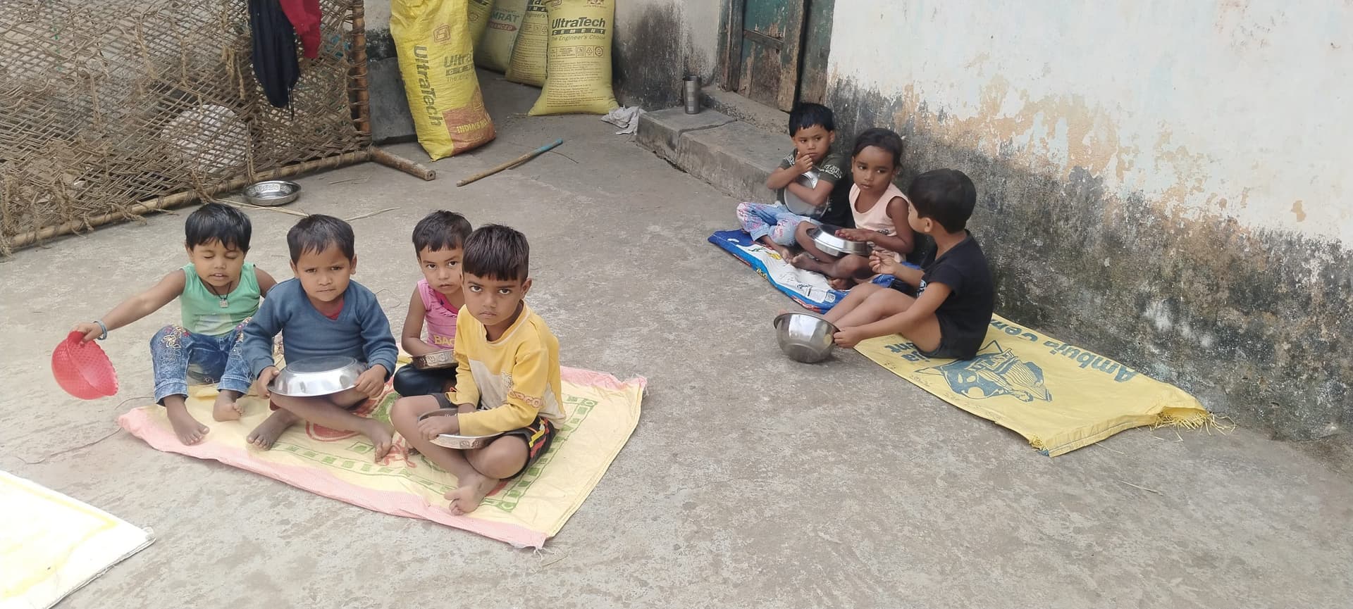 कनकनी भरी ठंड में आंगनबाड़ी केंद्र के बच्चे बेहाल, हो रहा संचालन
