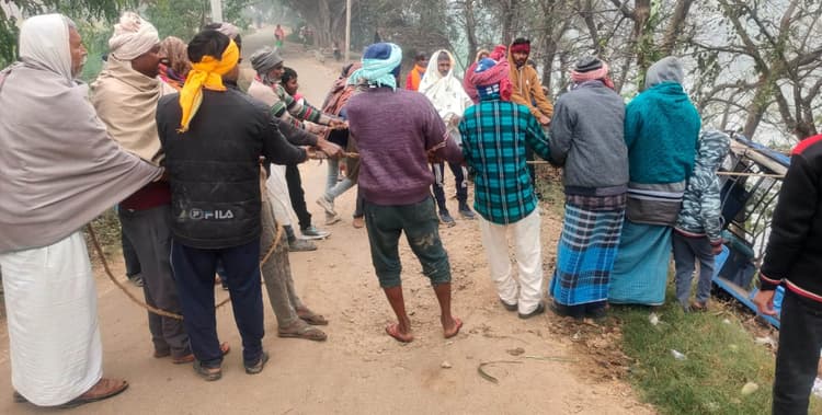 जर्जर सड़क पर ई-रिक्शा पलटा, आधा दर्जन लोग हुए चोटिल