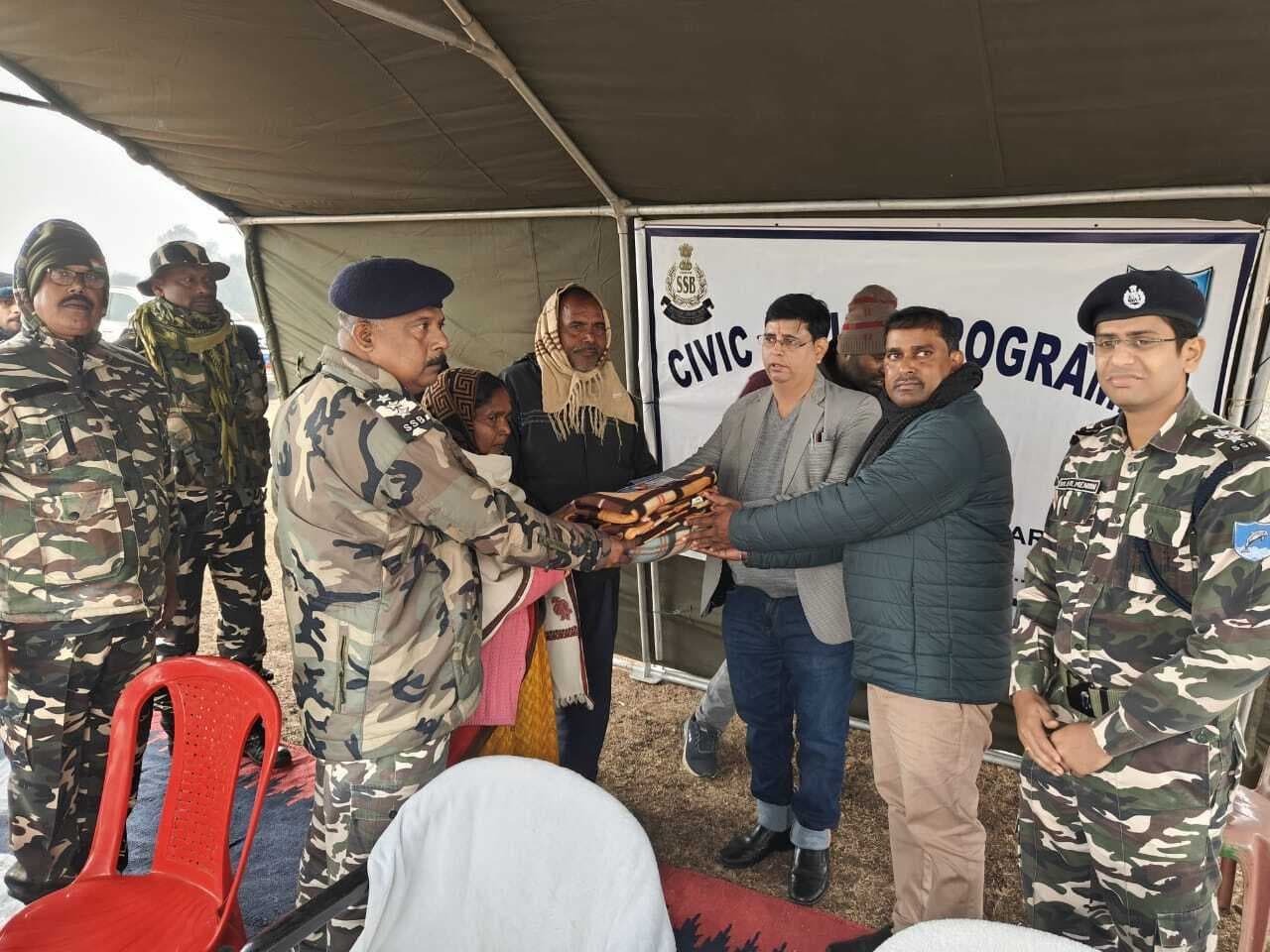 एसएसबी ने गरीबों के बीच बांटा कंबल, किया निशुल्क इलाज