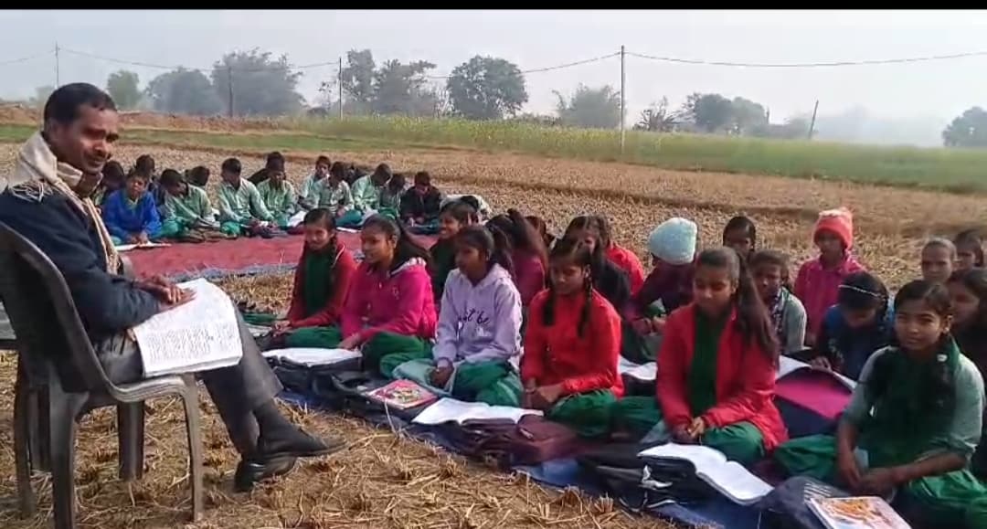 Giridih News: स्कूल का रास्ता रोका, खेत में लगानी पड़ी क्लास