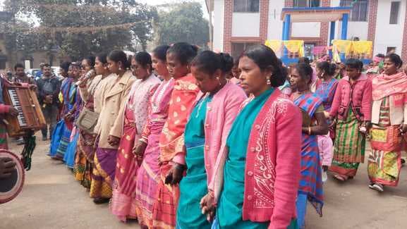 प्रकृति पूजा के प्रेम का संदेश देता है सोहराय, मांदर की थाप पर झूमे महिला-पुरुष
